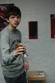 Andreas mit einem Ausstellungsgegenstand in der Hand