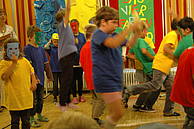 Schüler der Berthold-Otto-Schule bei der Aufführung des Stückes "Das Vier-Farben-Land"