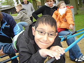 Schülerinnen und Schüler der Klasse Hagestedt auf dem Spielplatz der CVJM-Jugendbildungsstätte und beim Tischtennis.
