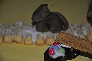 Marzipan-Katze auf einem Weg aus Keksen