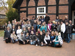 Gruppenbild: die Konfirmandinnen und Konfirmanden vor dem Haupthaus