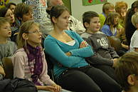 Schüler der Schule unter den Eichen im Publikum.