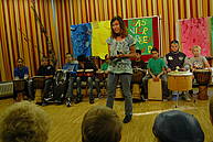 Schüler der Berthold-Otto-Schule beim Trommeln.