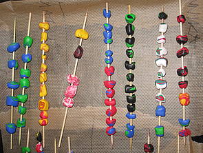 Die fertigen Perlen liegen auf einem Backblech, bevor sie in den Backofen geschoben werden.