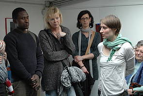 Diana im Gespräch mit Ausstellungsgästen