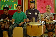 Schüler der Berthold-Otto-Schule beim Trommeln.