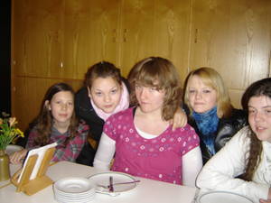 Jamila mit vier Konfirmandinnen aus Mellendorf, am Esstisch - Gruppenfoto