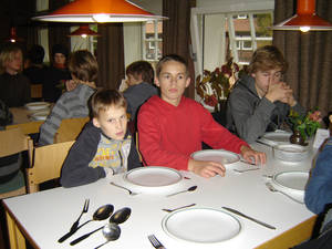 Marcel und Marcel am Esstisch