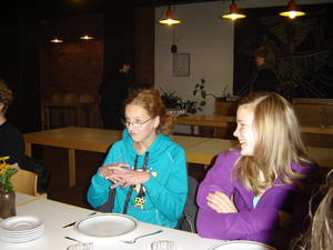 Marie mit ihren Zimmergenossinnen vergnügt am Esstisch