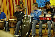 Schüler der Berthold-Otto-Schule beim Trommeln.