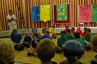 Schüler der Berthold-Otto-Schule bei der Aufführung des Stückes "Das Vier-Farben-Land"