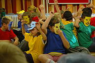 Schüler der Berthold-Otto-Schule bei der Aufführung des Stückes "Das Vier-Farben-Land"