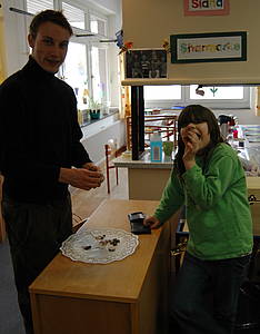 Eine Schülerin kauft bei einem Zivi "Schokolade"