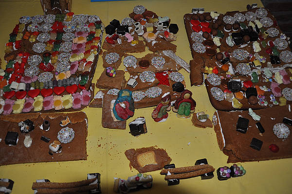 Die Trümmer des Lebkuchenhauses liegen auf einem Tisch nebeneinander ausgebreitet.